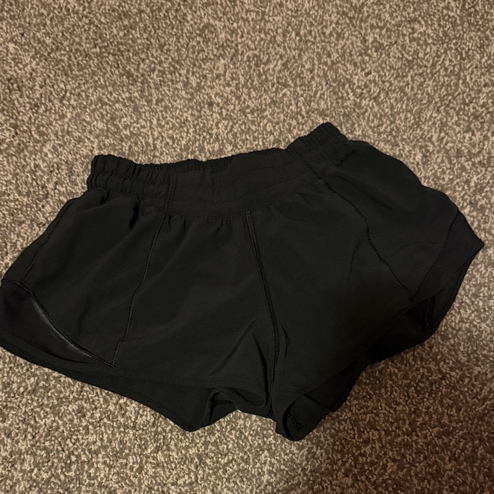 Lululemon hottyhots size 2 2.5 inch low rise